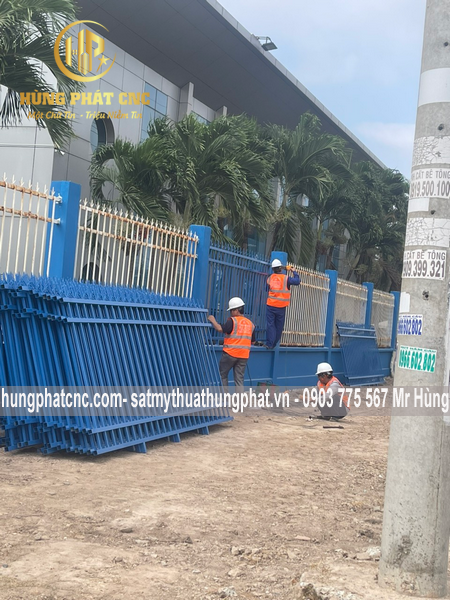 Làm hàng rào lưới thép cho nhà xưởng có đặc điểm sau: Hàng rào lưới thép bảo vệ khu công nghiệp
