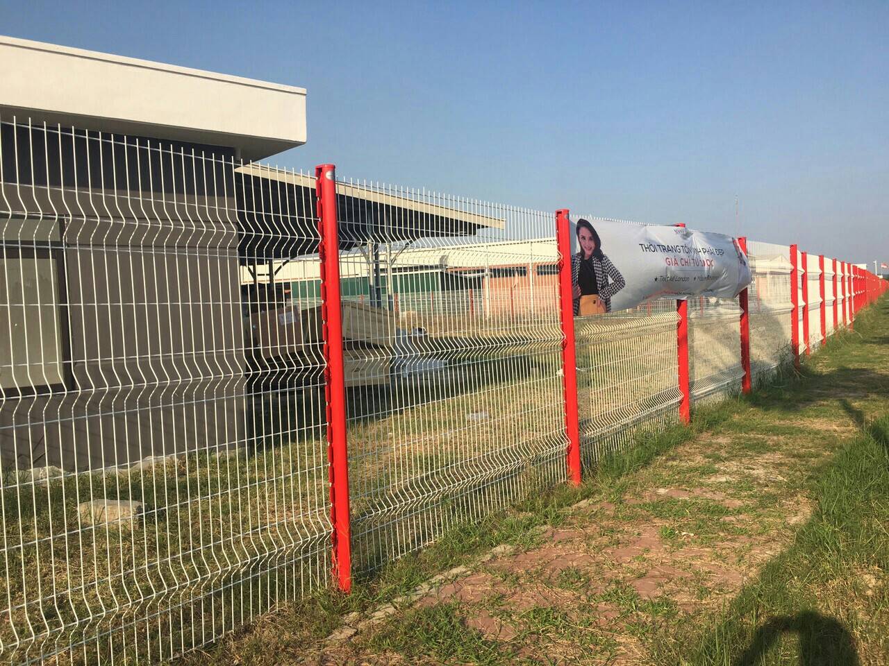 Làm hàng rào KCN Tây Bắc Củ Chi  chuyên sản xuất và cung cấp lưới thép hàng rào mạ kẽm, hàng rào sơn tĩnh điện, hàng rào bọc nhựa. 0903.775.567 Mr Hùng