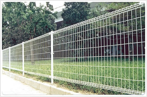 Hàng rào lưới thép, lưới thép hàng rào có những ưu điểm:Hàng rào lưới thép bảo vệ khu công nghiệp