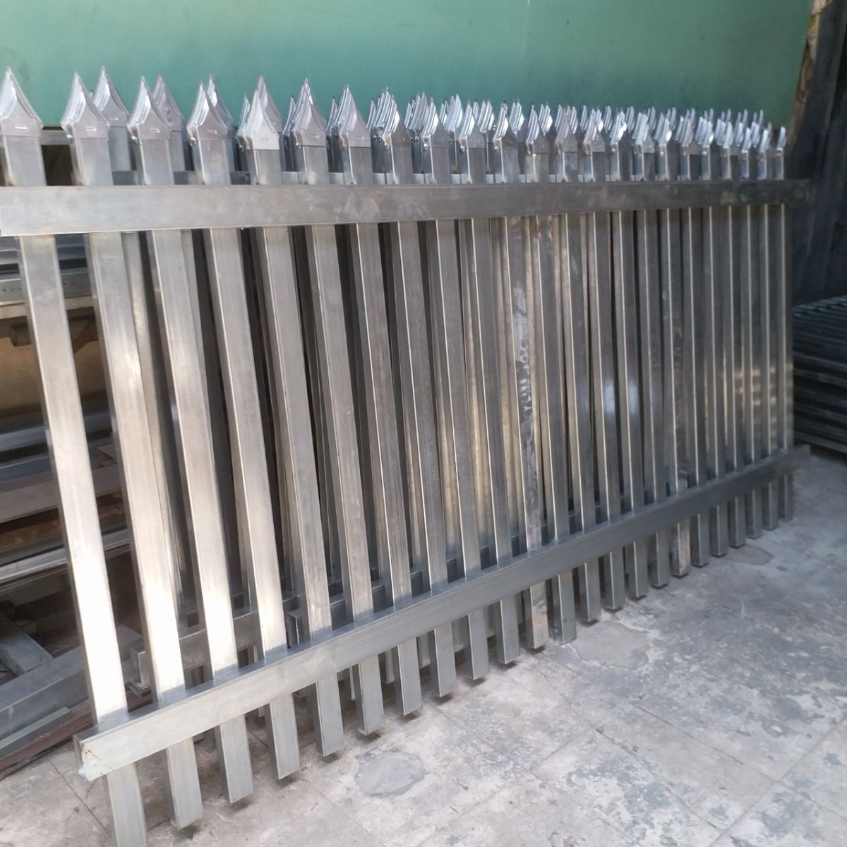 Làm hàng rào KCN Tân Phú Trung là đơn vị nhiều năm kinh nghiệm trong ngành xây dựng và cơ khí, chúng tôi hiểu rằng hàng rào, tường rào đóng vai trò hết sức quan trọng trong nhà xưởng của bạn.